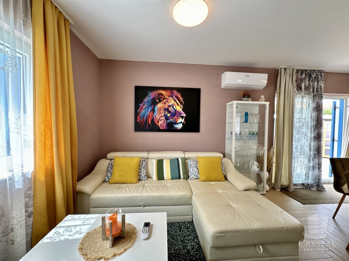 Casa unifamiliare attraente con piscina nei dintorni di Novigrad