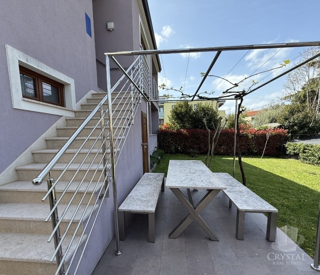 Casa nel centro di Cittanova con 3 appartamenti e giardino