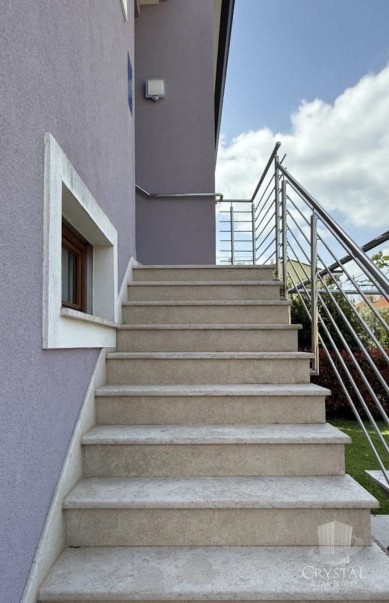 Casa nel centro di Cittanova con 3 appartamenti e giardino