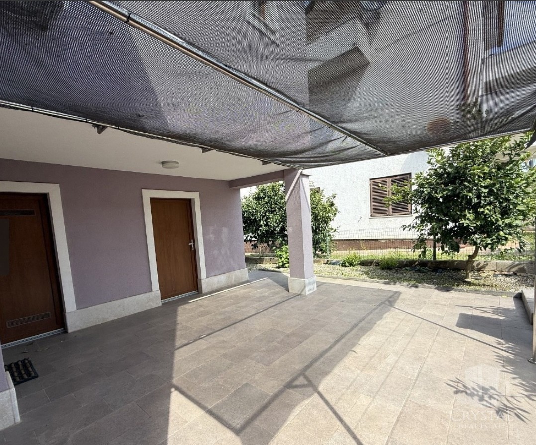 Casa nel centro di Cittanova con 3 appartamenti e giardino