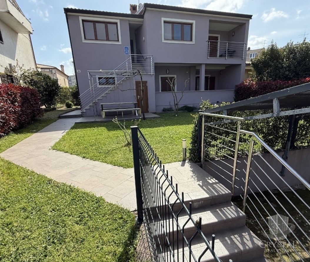 Casa nel centro di Cittanova con 3 appartamenti e giardino