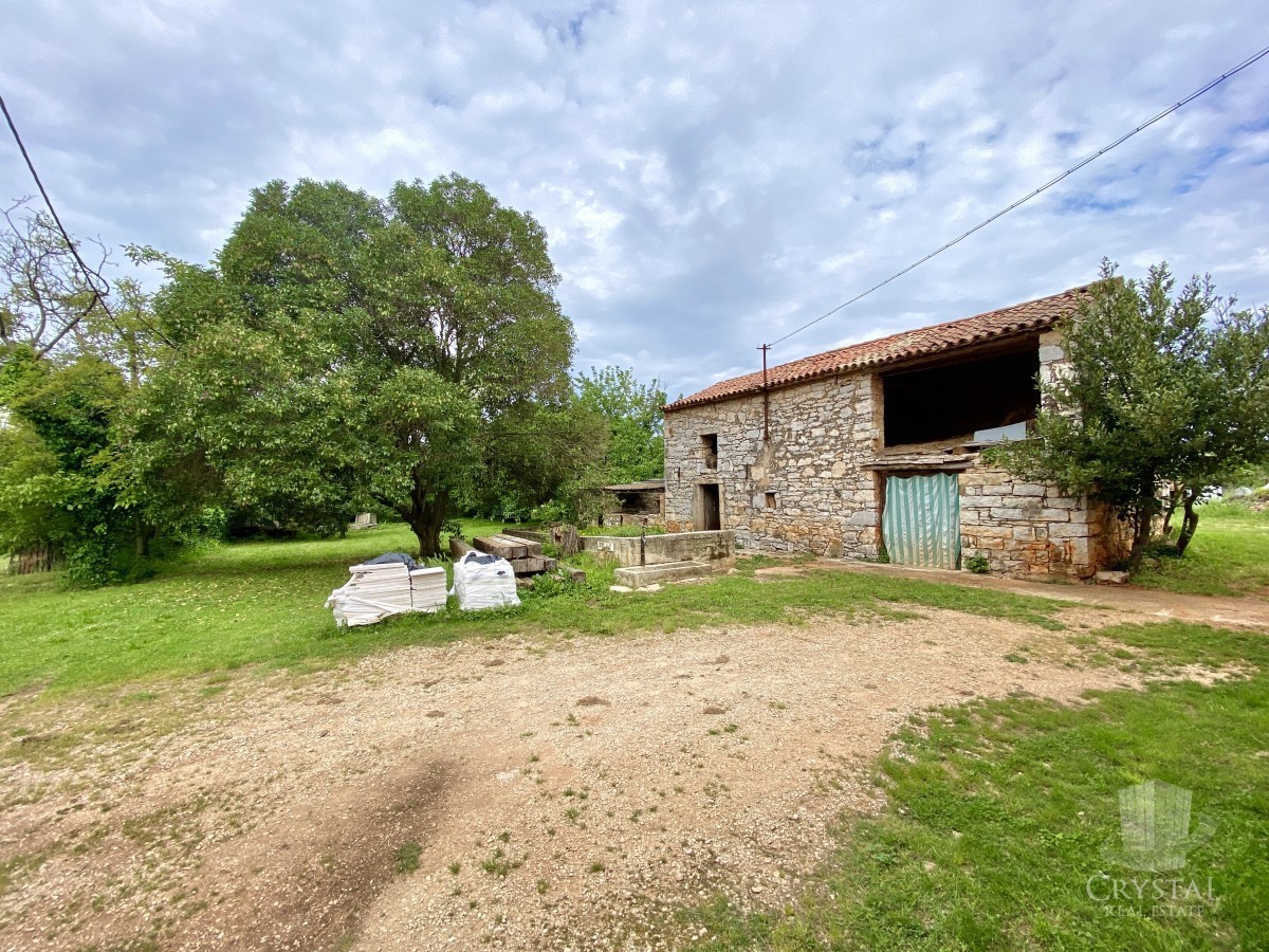 Due case in pietra con un grande cortile e un potenziale ancora maggiore