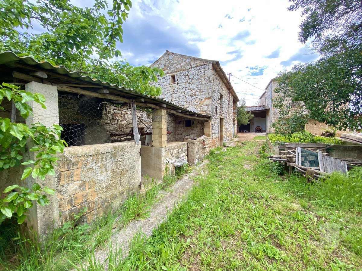 Due case in pietra con un grande cortile e un potenziale ancora maggiore