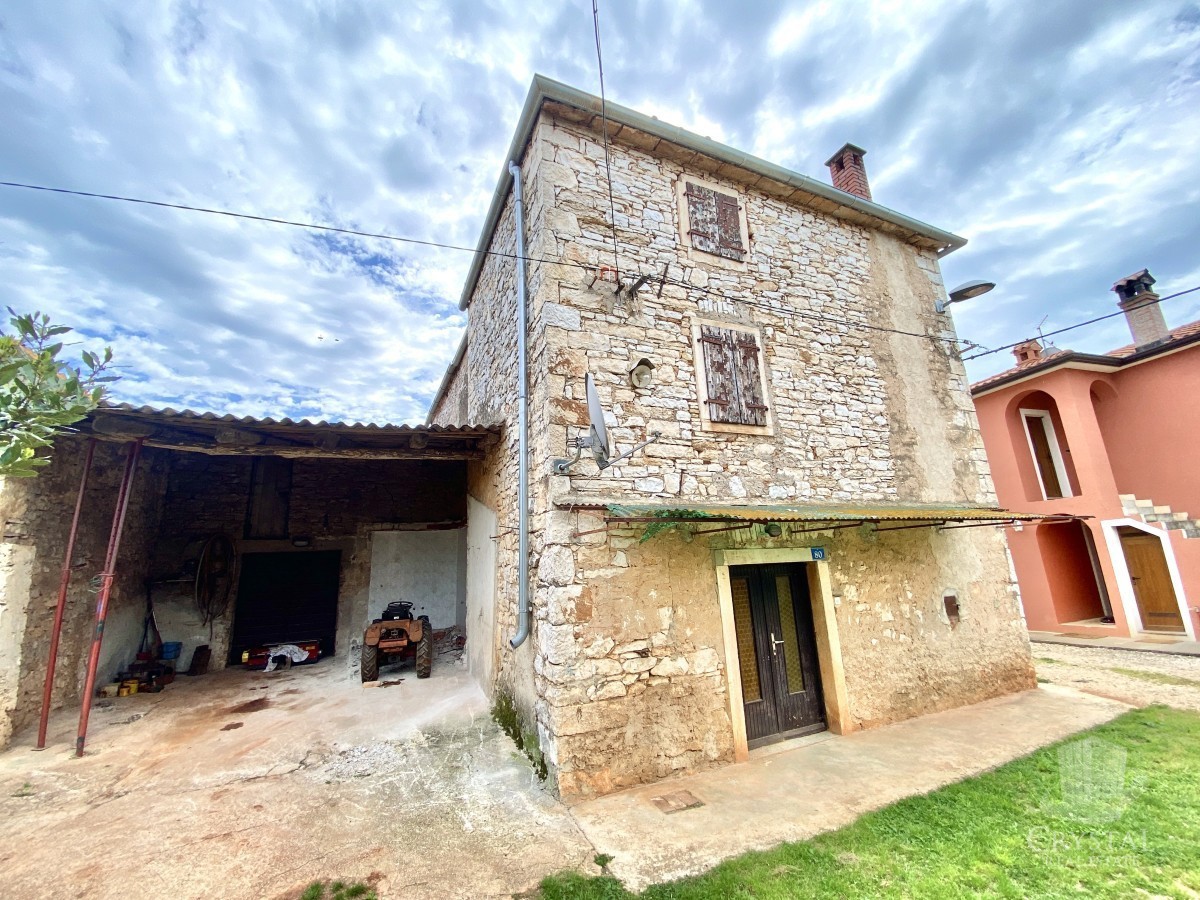 Due case in pietra con un grande cortile e un potenziale ancora maggiore