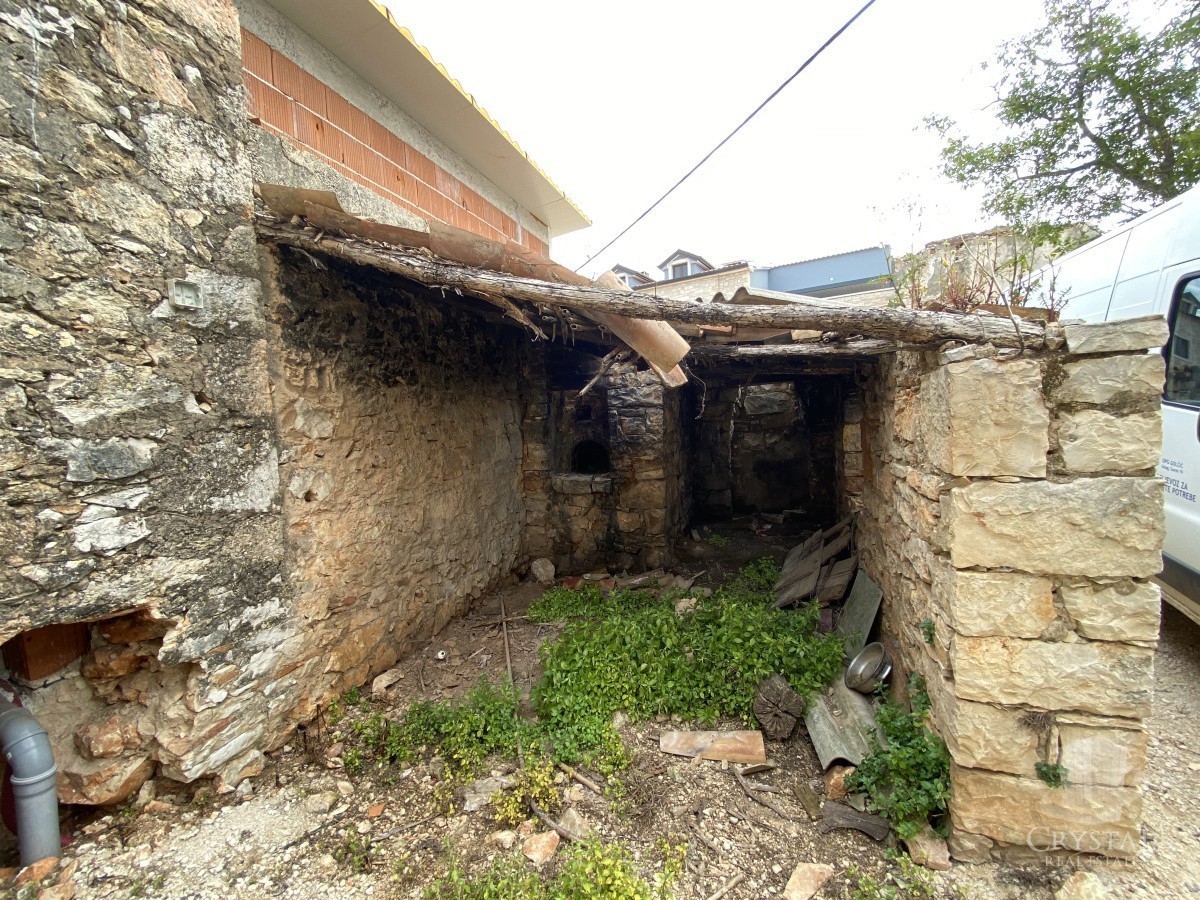 Due case in pietra con un grande cortile e un potenziale ancora maggiore