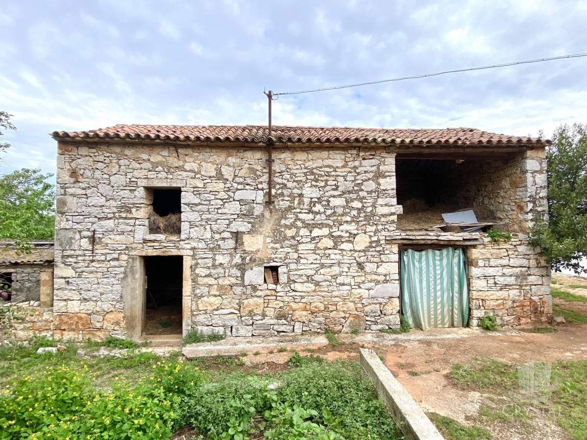 Due case in pietra con un grande cortile e un potenziale ancora maggiore