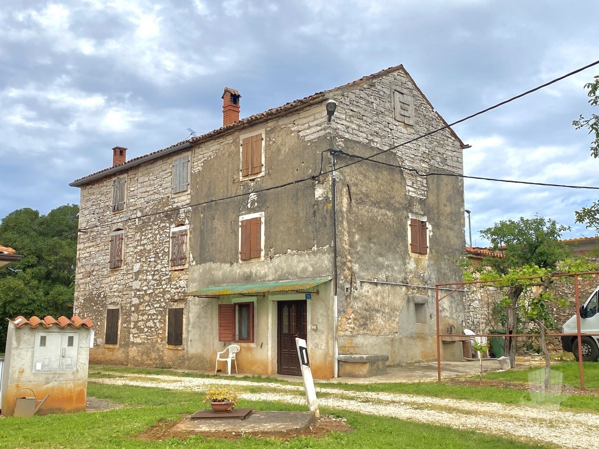 Due case in pietra con un grande cortile e un potenziale ancora maggiore
