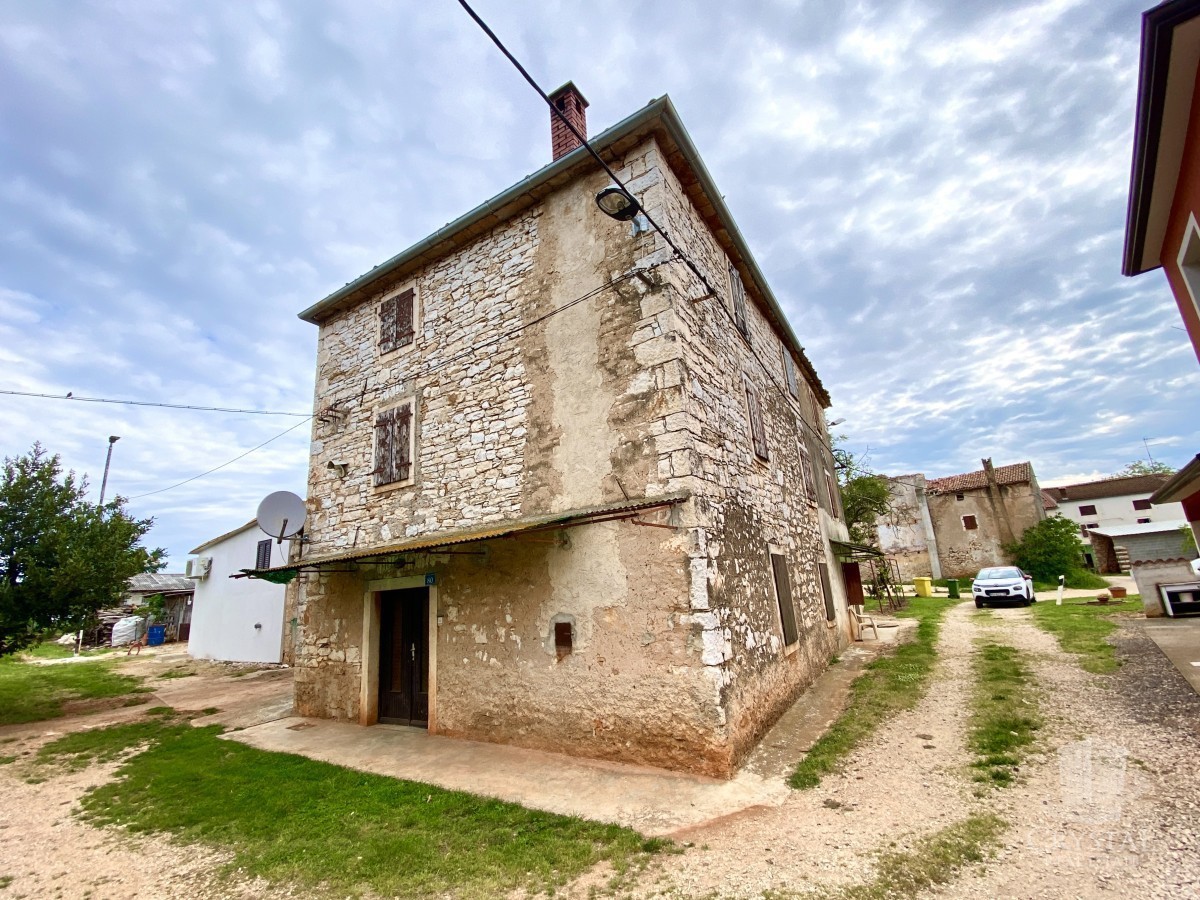 Due case in pietra con un grande cortile e un potenziale ancora maggiore