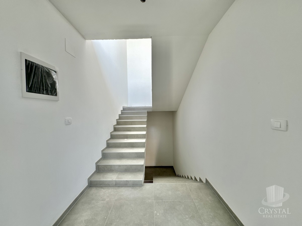 Un ampio appartamento su due piani con una splendida vista mare.