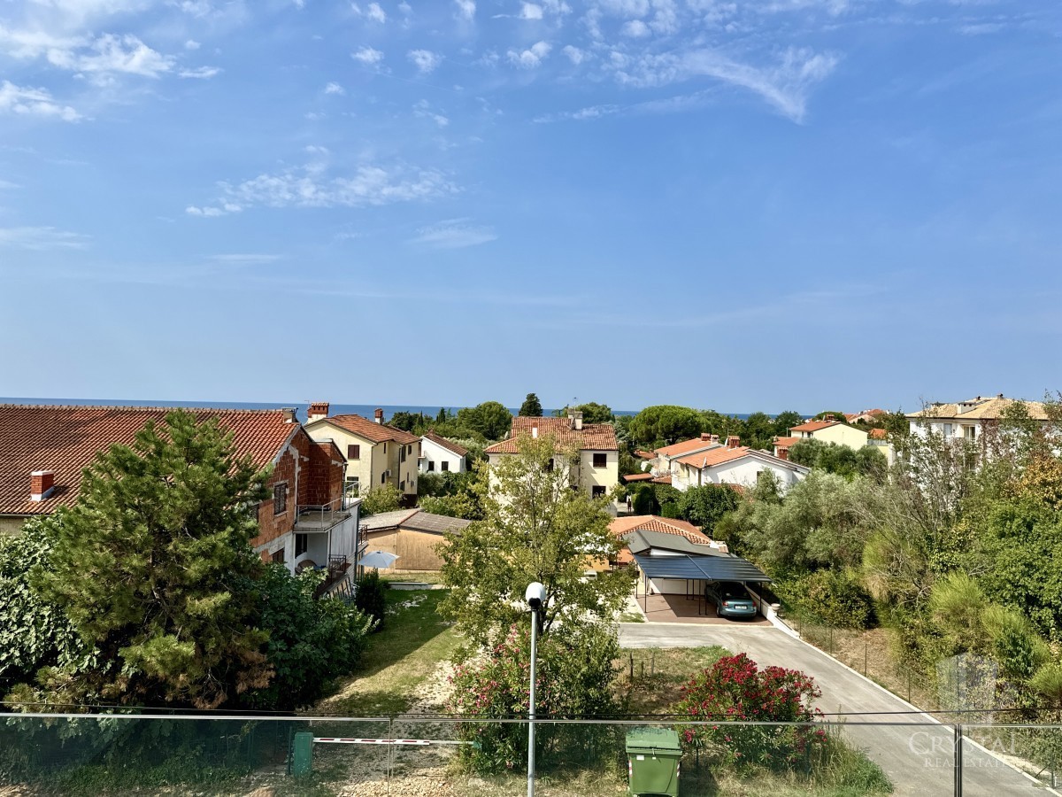 Un ampio appartamento su due piani con una splendida vista mare.