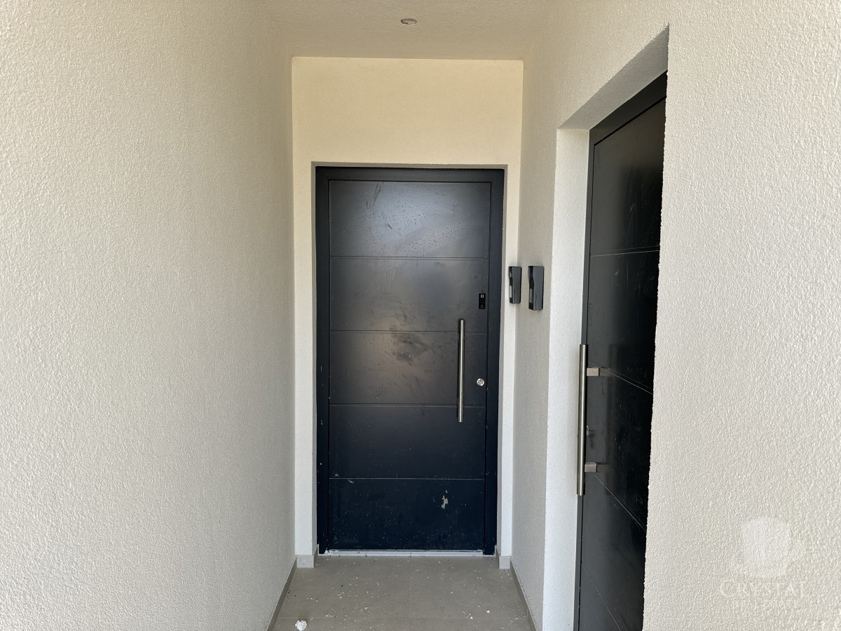 Un ampio appartamento su due piani con una splendida vista mare.