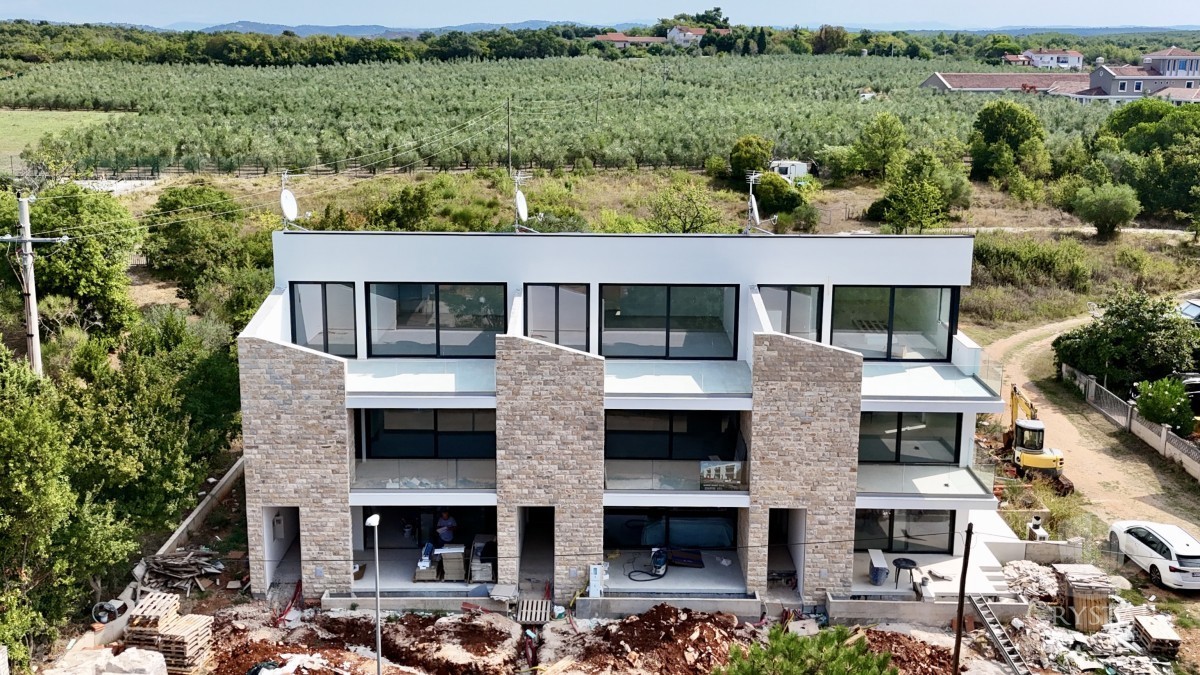 Un ampio appartamento su due piani con una splendida vista mare.
