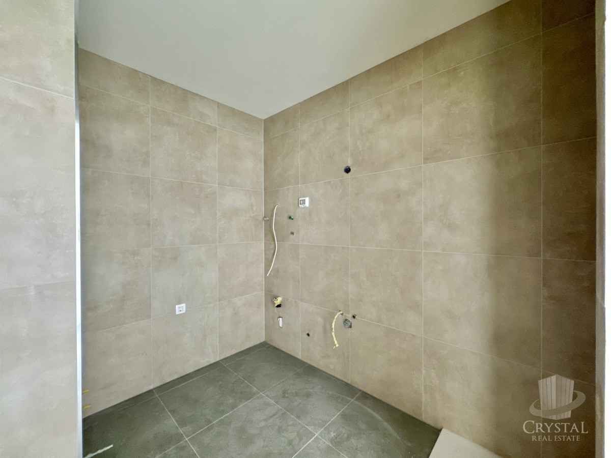 Un ampio appartamento su due piani con una splendida vista mare.