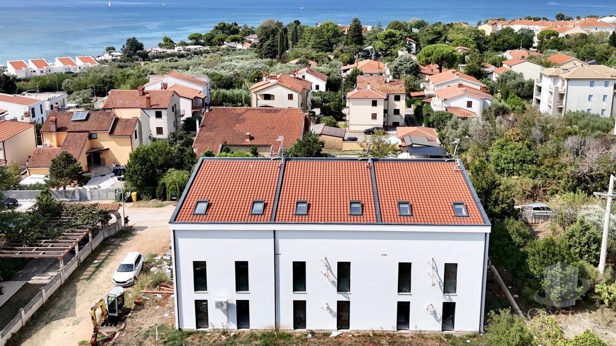 Un ampio appartamento su due piani con una splendida vista mare.