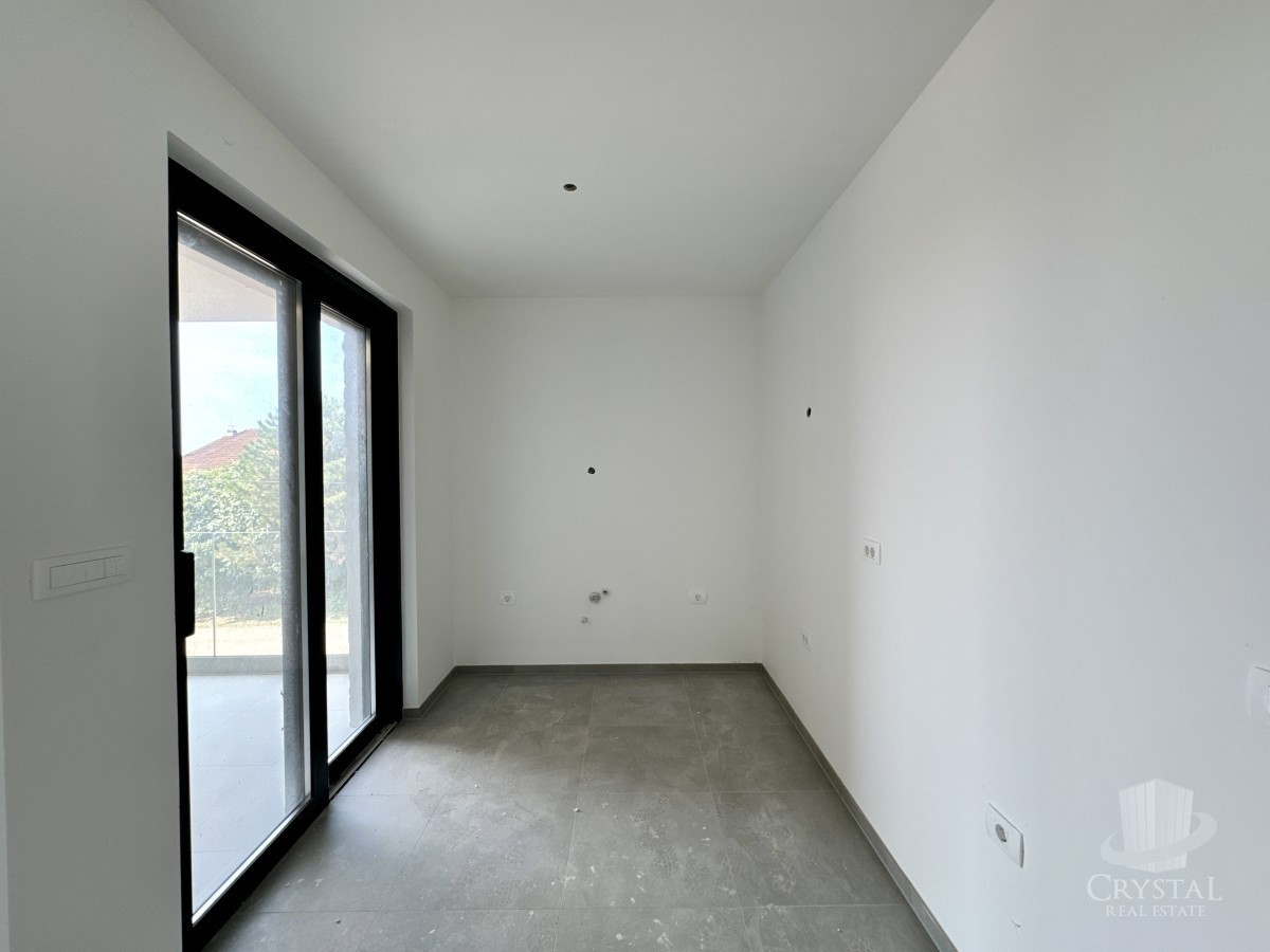 Un ampio appartamento su due piani con una splendida vista mare.