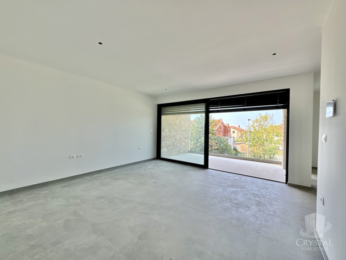 Un ampio appartamento su due piani con una splendida vista mare.