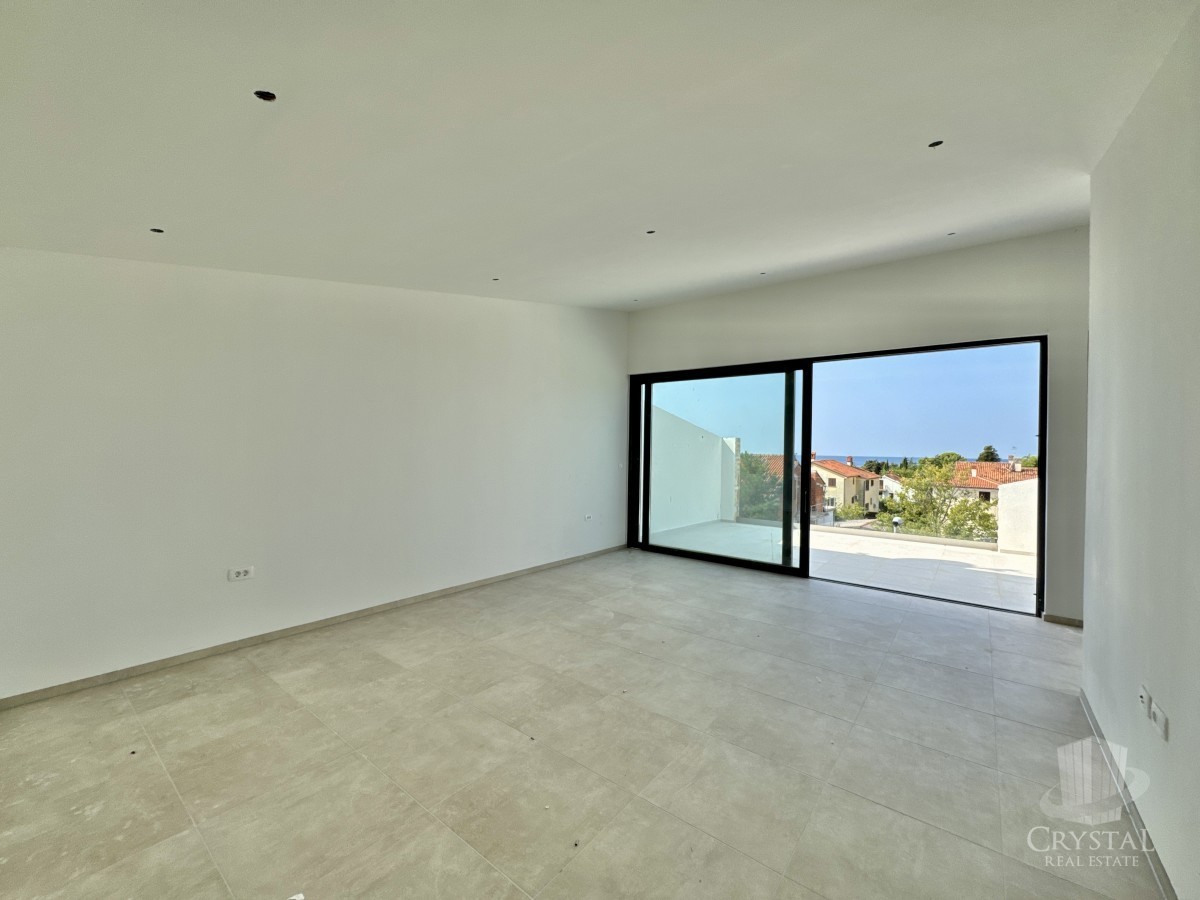 Un ampio appartamento su due piani con una splendida vista mare.