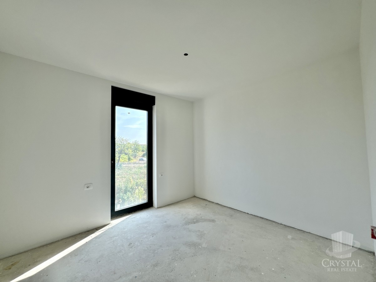 Un ampio appartamento su due piani con una splendida vista mare.