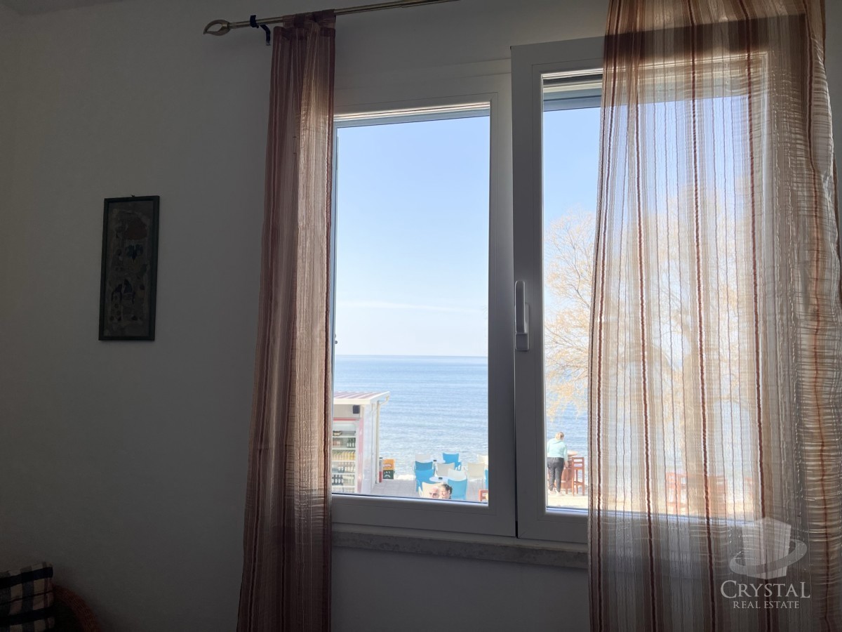 In vendita splendida casa con bellissimo giardino mediterraneo situata in prima fila sul mare!!