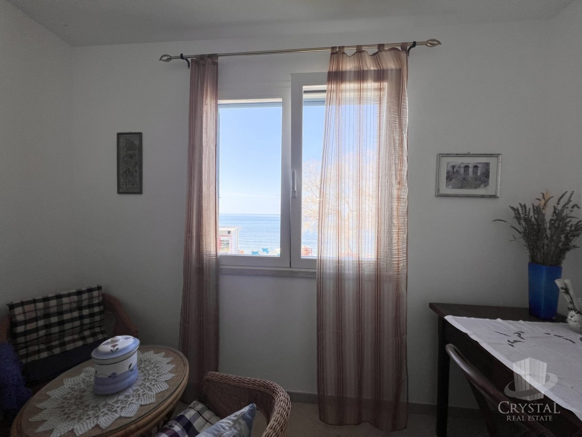 In vendita splendida casa con bellissimo giardino mediterraneo situata in prima fila sul mare!!