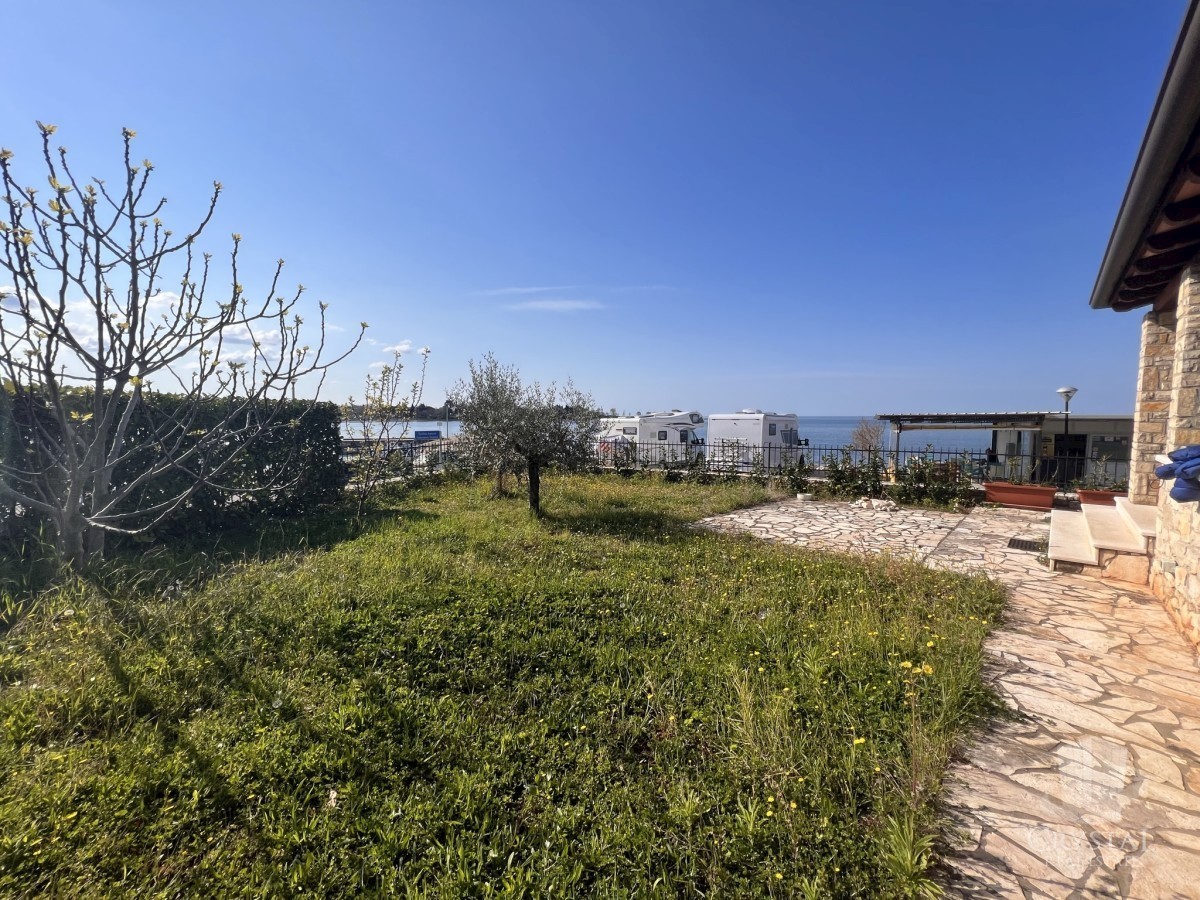 In vendita splendida casa con bellissimo giardino mediterraneo situata in prima fila sul mare!!
