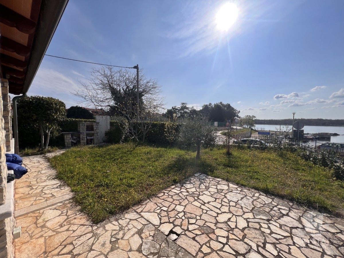 In vendita splendida casa con bellissimo giardino mediterraneo situata in prima fila sul mare!!