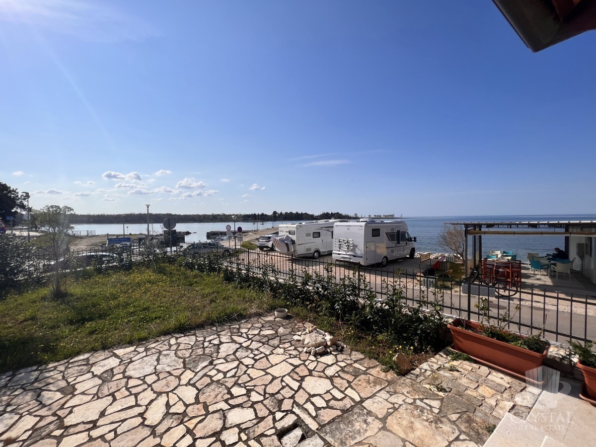 In vendita splendida casa con bellissimo giardino mediterraneo situata in prima fila sul mare!!