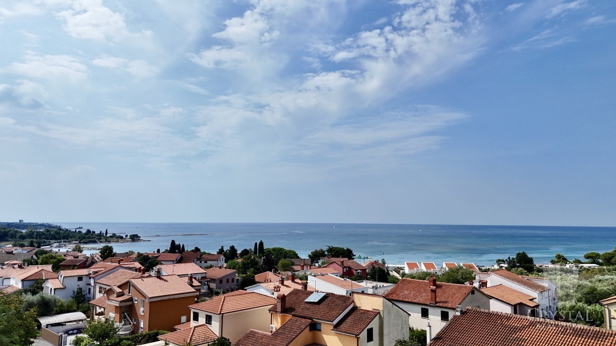 Un ampio appartamento su due piani con una splendida vista mare