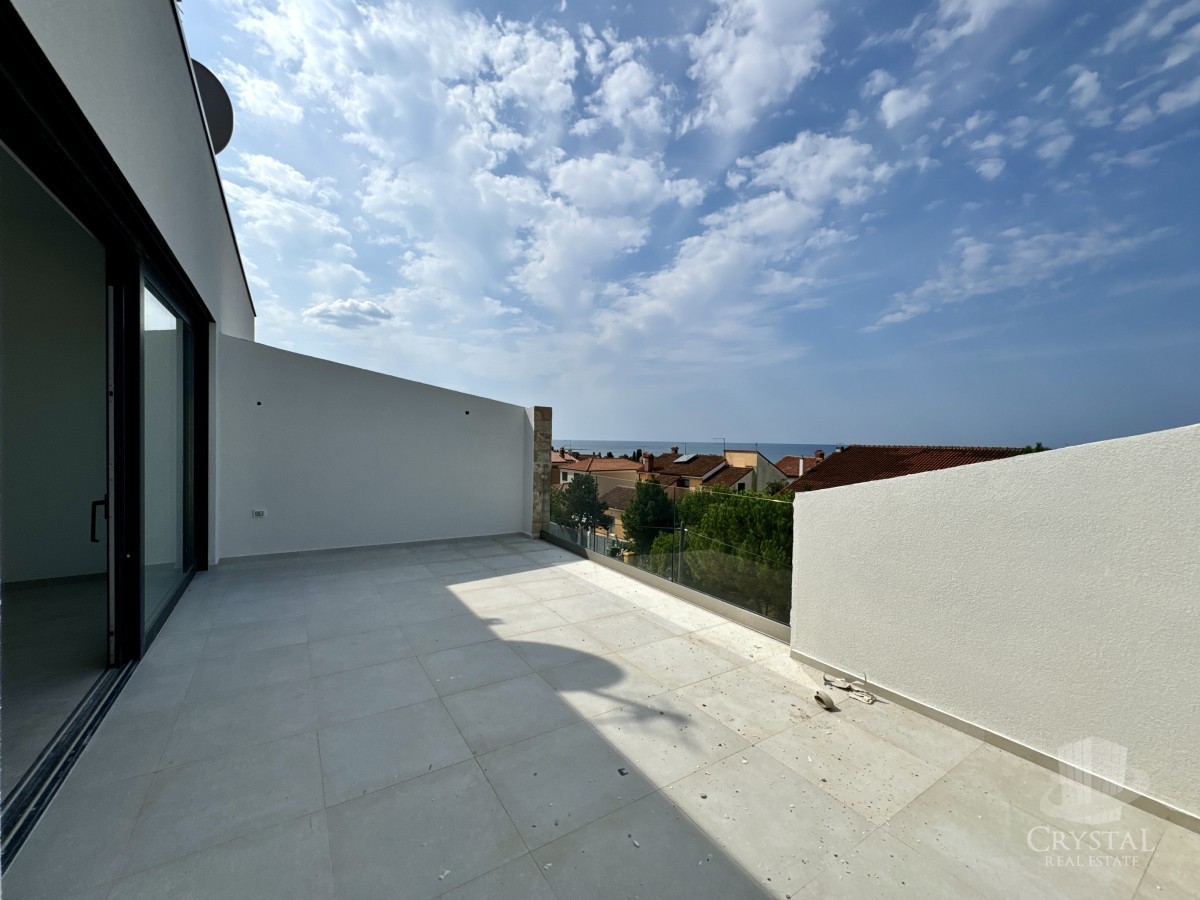 Un ampio appartamento su due piani con una splendida vista mare