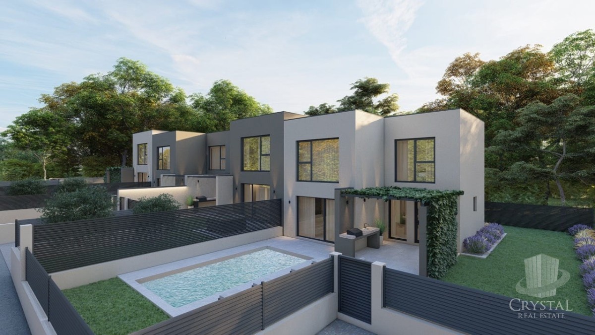 Moderna casa a schiera con piscina