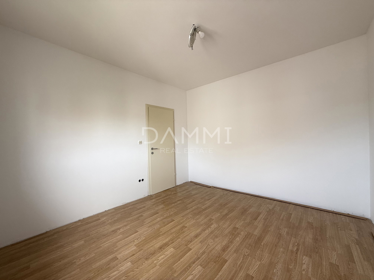 ISTRA, ROVINJ - Ampio appartamento con due camere da letto in posizione eccellente