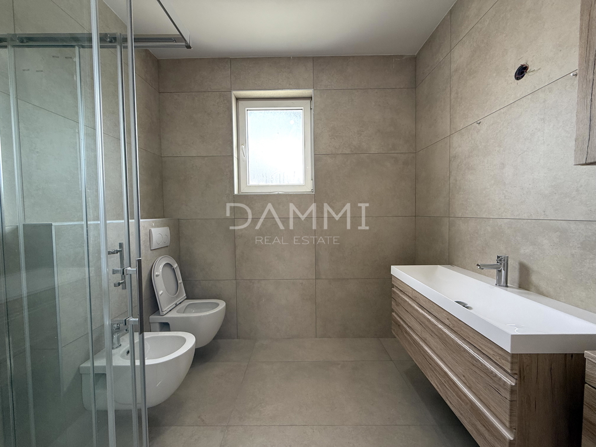 ISTRA, ROVINJ - Ampio appartamento con due camere da letto in posizione eccellente