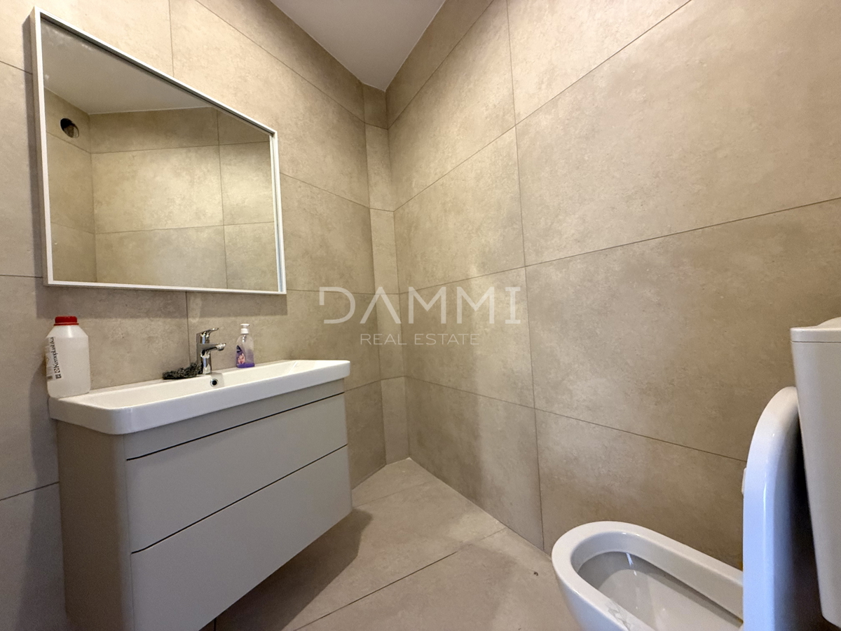 ISTRA, ROVINJ - Ampio appartamento con due camere da letto in posizione eccellente