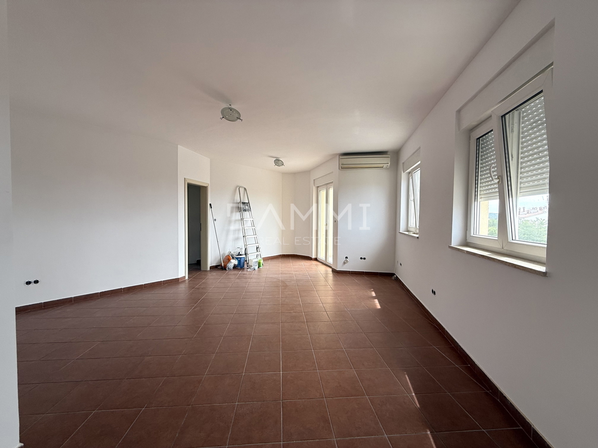 ISTRA, ROVINJ - Ampio appartamento con due camere da letto in posizione eccellente