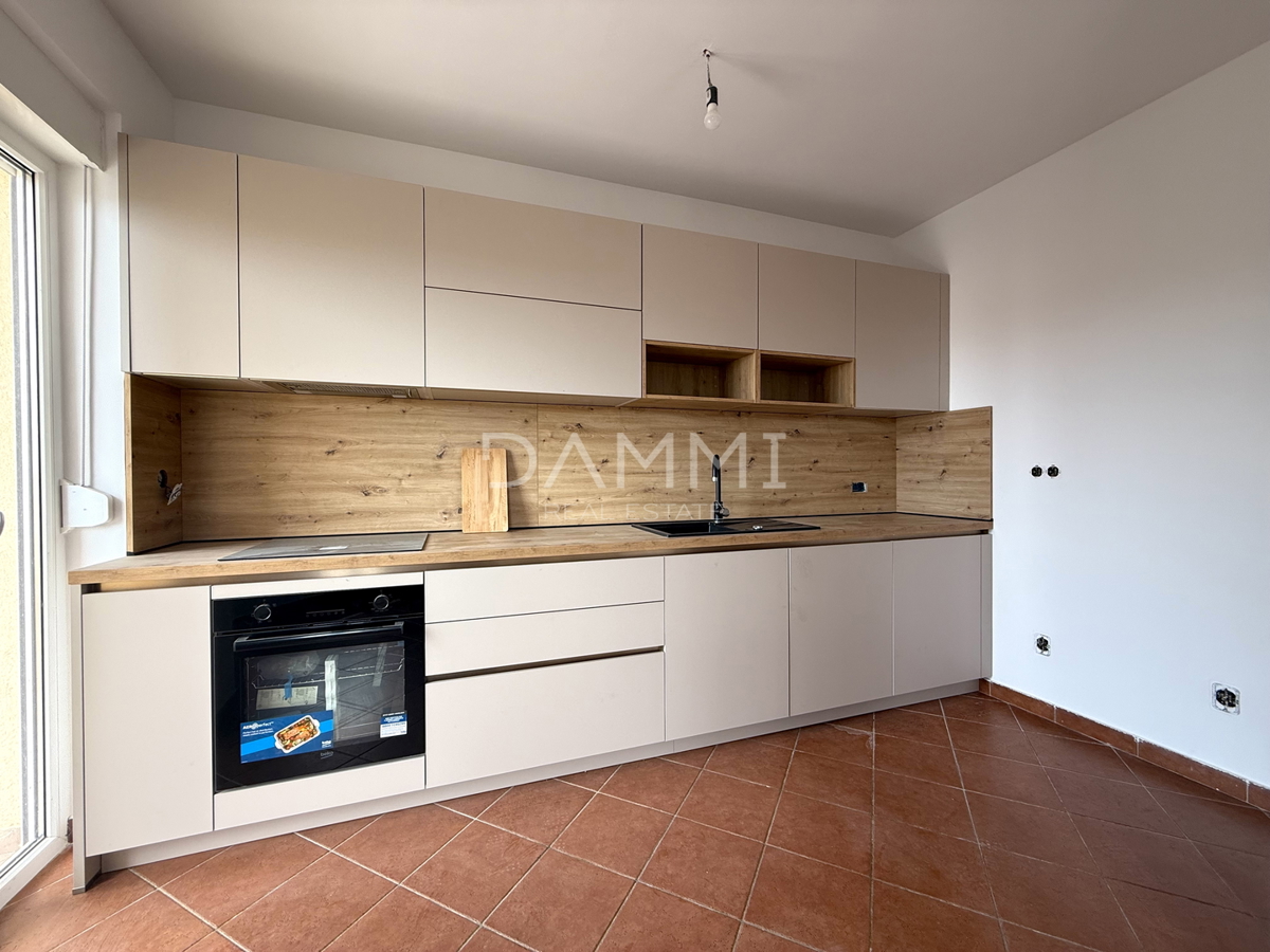 ISTRA, ROVINJ - Ampio appartamento con due camere da letto in posizione eccellente