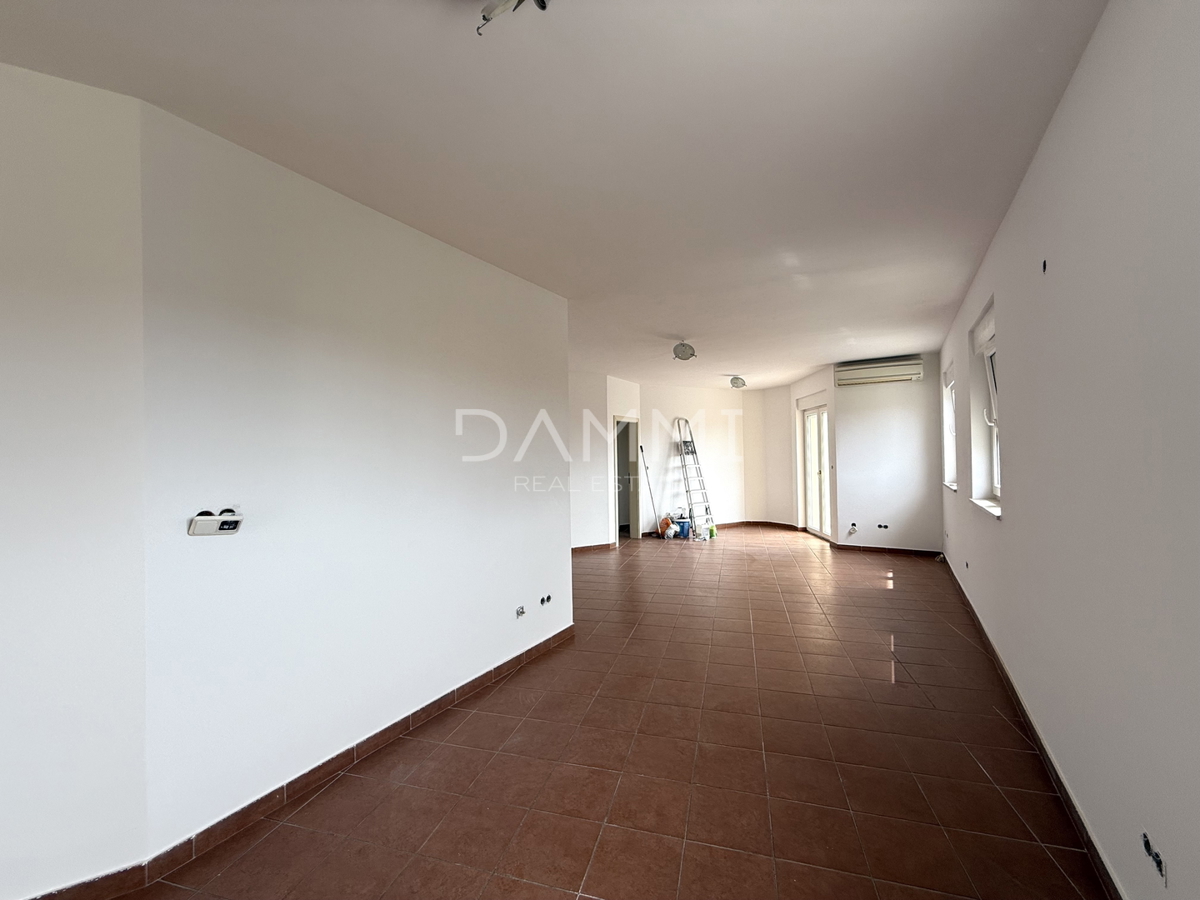 ISTRA, ROVINJ - Ampio appartamento con due camere da letto in posizione eccellente