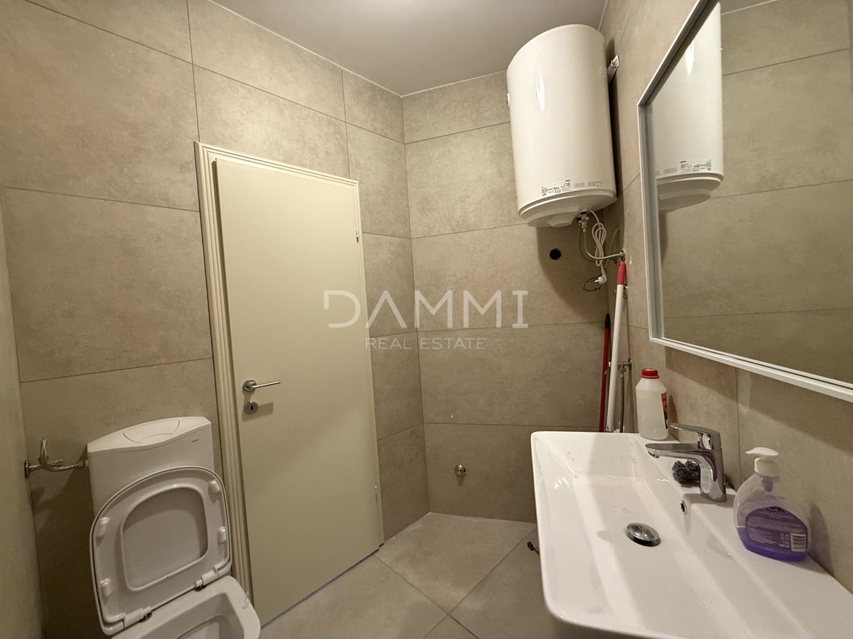 ISTRA, ROVINJ - Ampio appartamento con due camere da letto in posizione eccellente