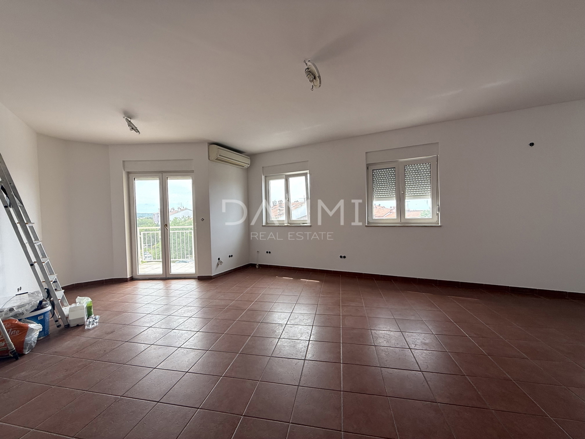 ISTRA, ROVINJ - Ampio appartamento con due camere da letto in posizione eccellente