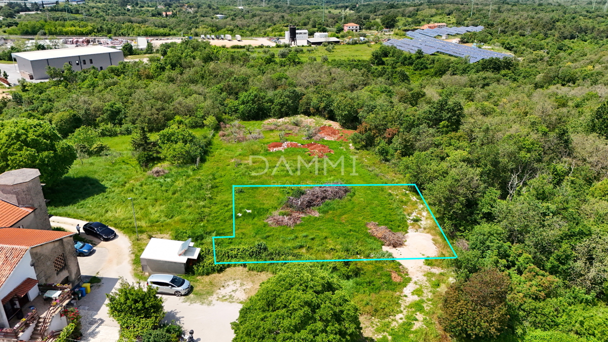 ISTRA, BUJE - Terreno edificabile di 660 m2 non lontano dal centro