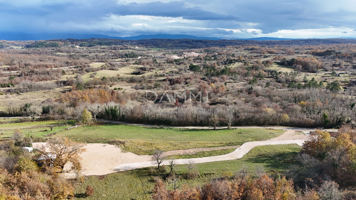ISTRIA CENTRALE - Terreno edificabile più ampio per investitori