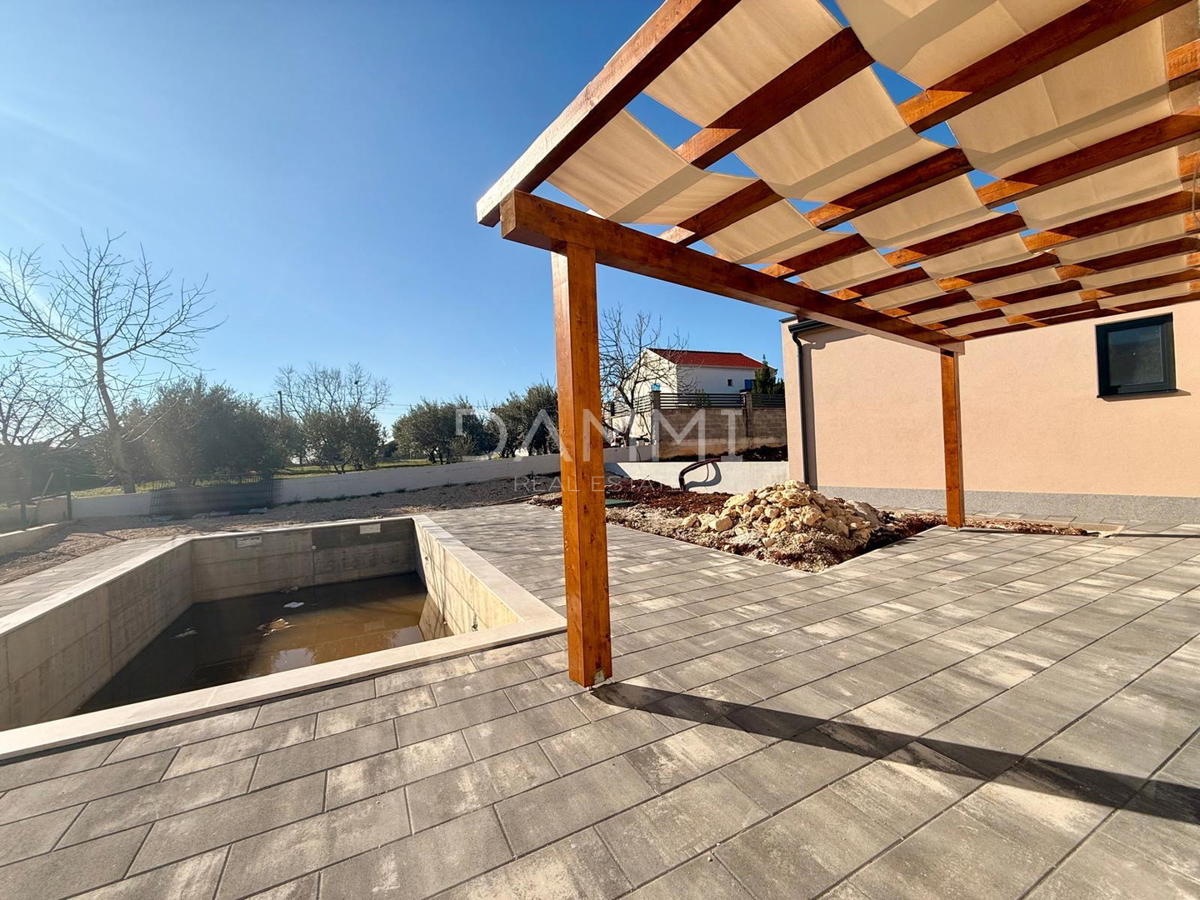 ISTRA, POREČ - VILLETTA BIFAMILIARE AL PIANO TERRA CON PISCINA