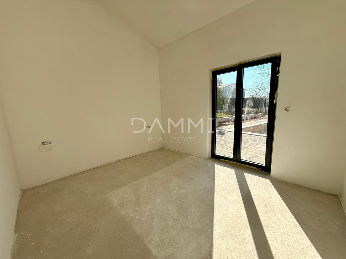 ISTRA, POREČ - VILLETTA BIFAMILIARE AL PIANO TERRA CON PISCINA