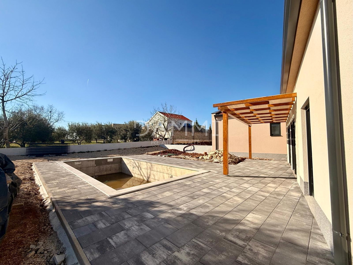 ISTRA, POREČ - VILLETTA BIFAMILIARE AL PIANO TERRA CON PISCINA