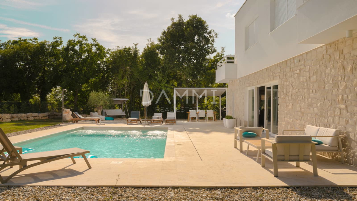 ISTRIA, ŽMINJ -  Una bellissima villa con piscina e ampio giardino