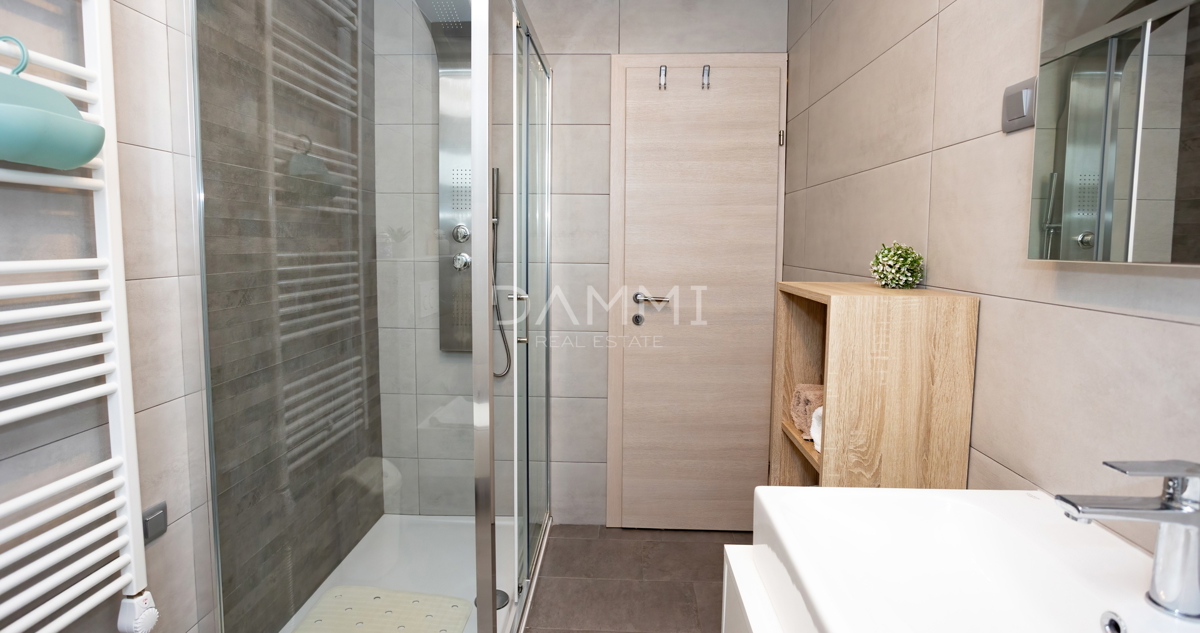 ROVINJ, CENTENER - Appartamento signorile in una delle migliori posizioni di Rovinj