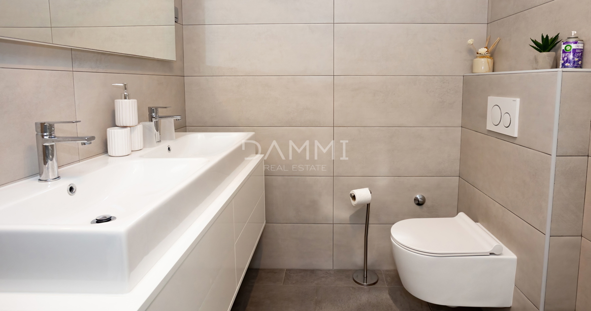 ROVINJ, CENTENER - Appartamento signorile in una delle migliori posizioni di Rovinj