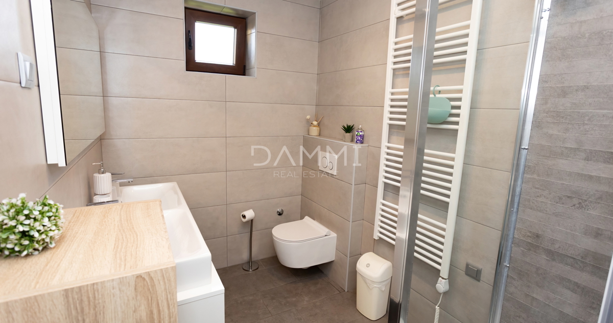 ROVINJ, CENTENER - Appartamento signorile in una delle migliori posizioni di Rovinj