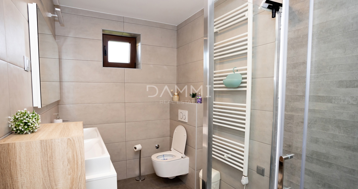 ROVINJ, CENTENER - Appartamento signorile in una delle migliori posizioni di Rovinj