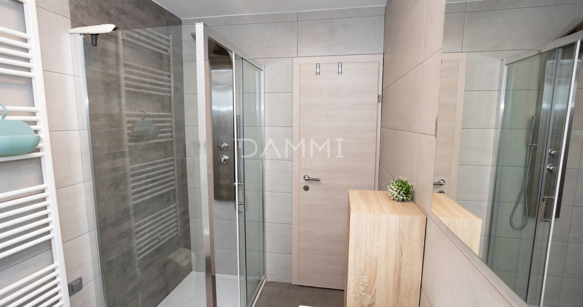 ROVINJ, CENTENER - Appartamento signorile in una delle migliori posizioni di Rovinj