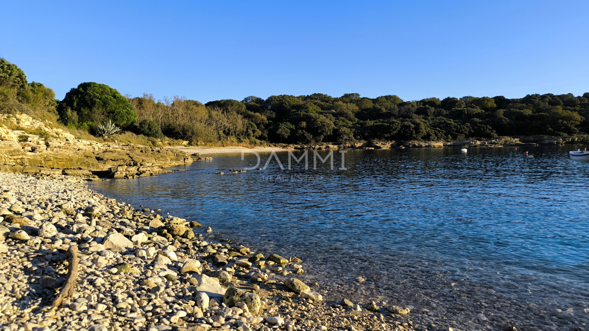 Istra, Premantura - terreno zona T3, 250 m dalla spiaggia